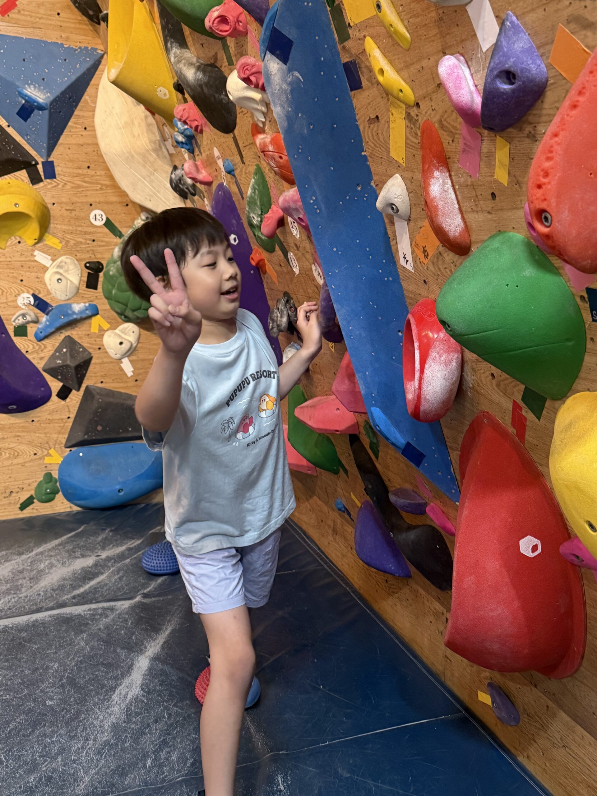 ボルダリングを楽しむ子ども